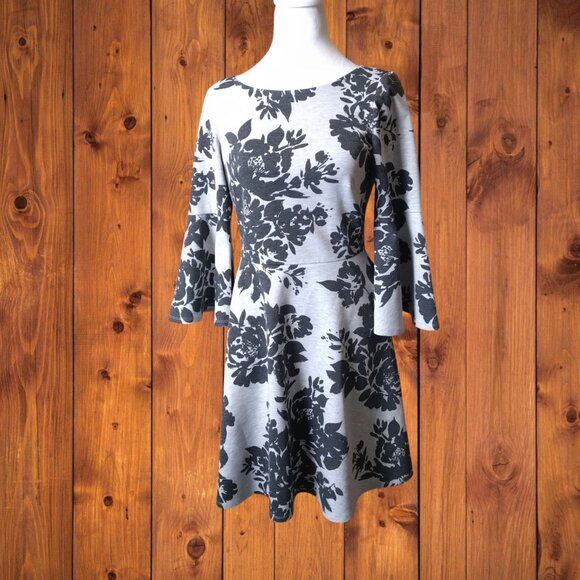 Vince Camuto Size 6 Floral 3/4 Bell Sleeve Zip Back Dress Stretch Office Career - Picture 1 of 7